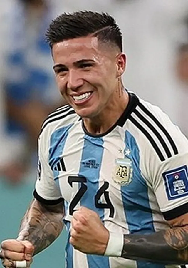 Fotbalist în tricoul alb-albastru al Argentinei, cu numărul 24, zâmbind și strângând pumnii