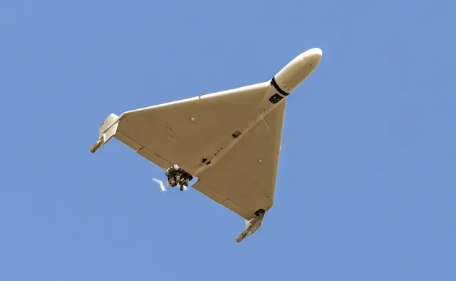 Dronă cu aripă în delta, în zbor pe cer albastru