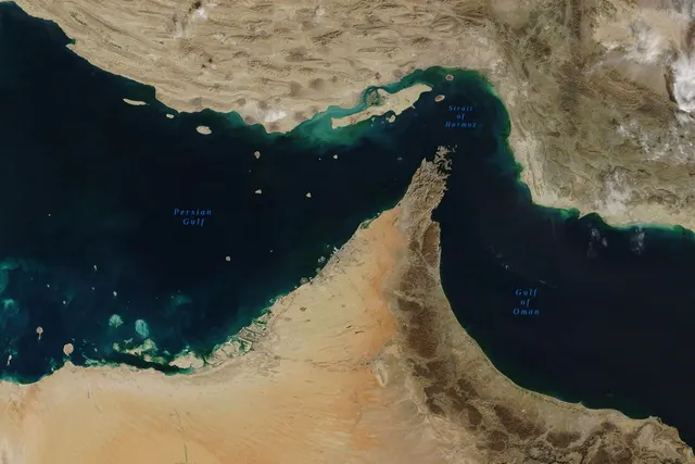 Vedere din satelit a Strâmtorii Ormuz, între coasta Iranului și peninsula Musandam