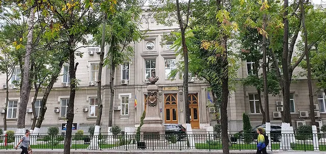 Sediul DNA de pe strada Știrbei Vodă din București, văzut printre copaci