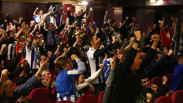Suporteri Real Sociedad ridicând pumnii în tribune, la meciul Salzburg-Real Sociedad