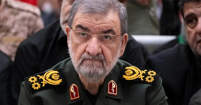 Bărbat în vârstă, cu ochelari și barbă albă, în uniformă militară cu însemne aurii pe umeri