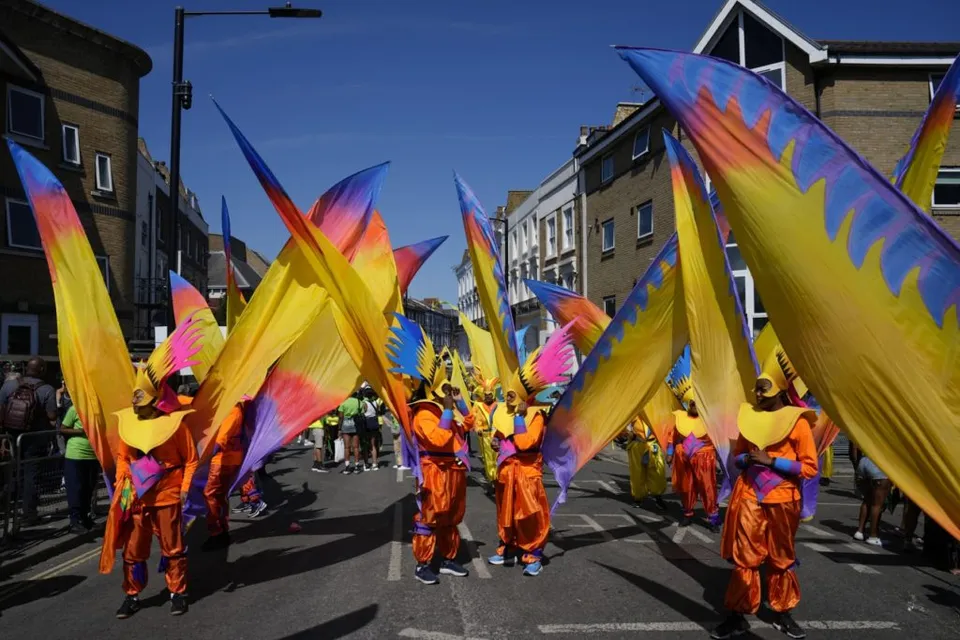 Carnavalul de la Notting Hill revine cu fast la Londra. Cine din familia regală britanică e fan declarat al festivalului stradal