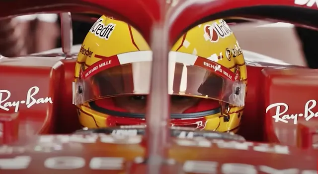 Lewis Hamilton în monopostul Ferrari, cu casca galbenă, văzut prin sistemul de protecție halo