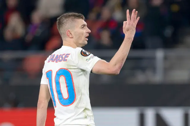 Fotbalist cu numele „Tănase” și numărul 10 pe tricou, ridicând mâna spre tribune