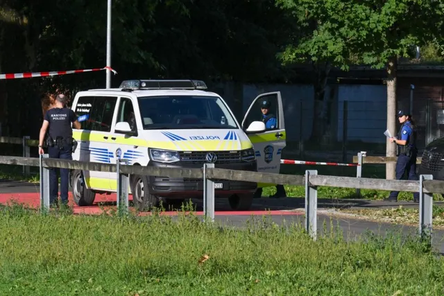 Mașină de poliție și agenți lângă o zonă încercuită cu bandă, după un atac armat în Elveția