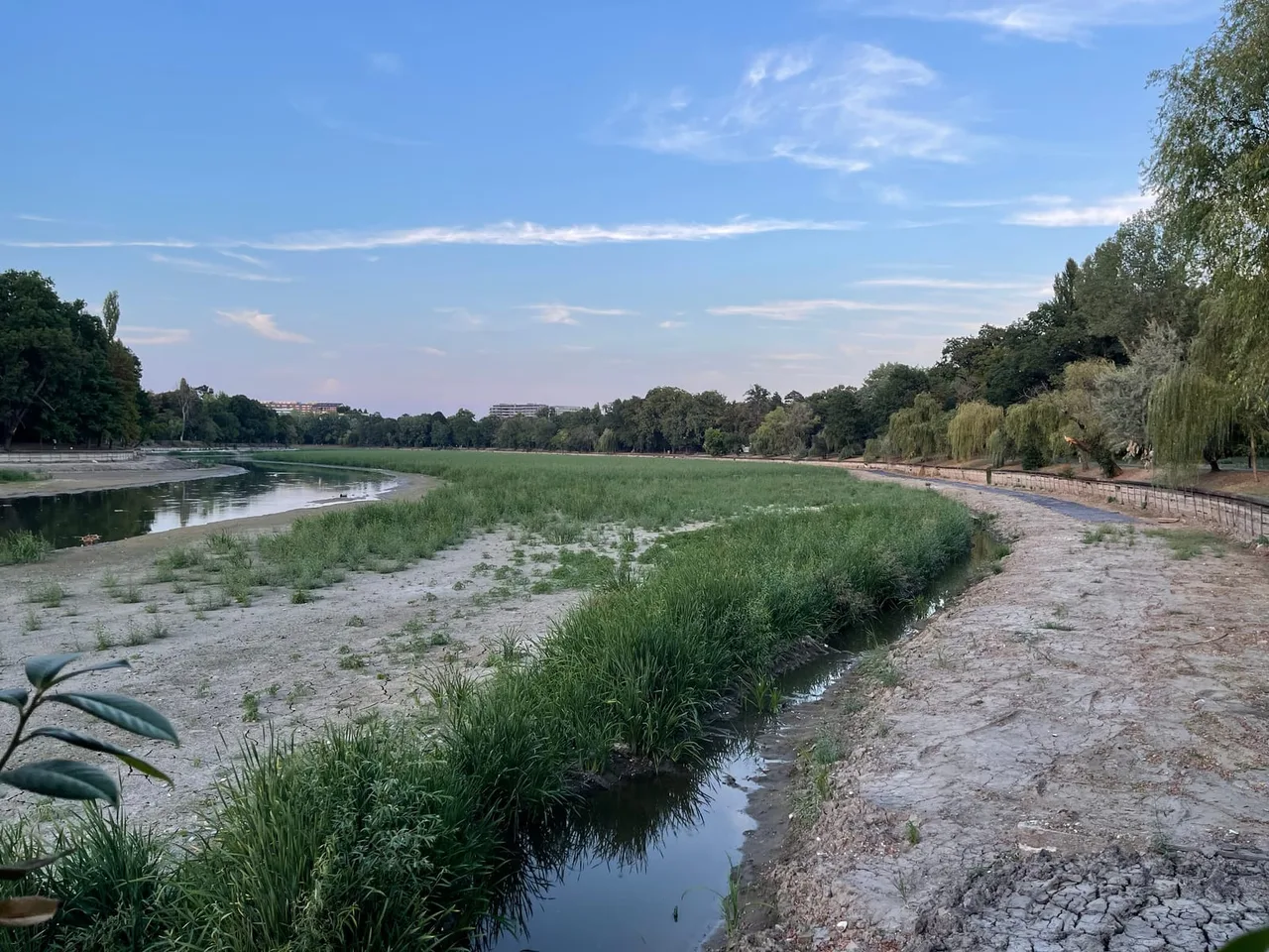 Lacul Herăstrău, de nerecunoscut după golire.