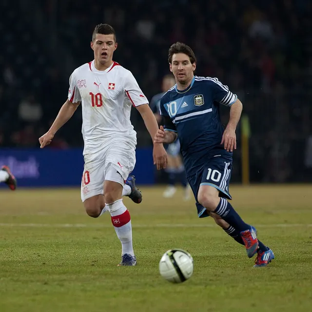 Granit Xhaka și Lionel Messi, amândoi cu numărul 10, alergând după minge la meciul Elveția-Argentina