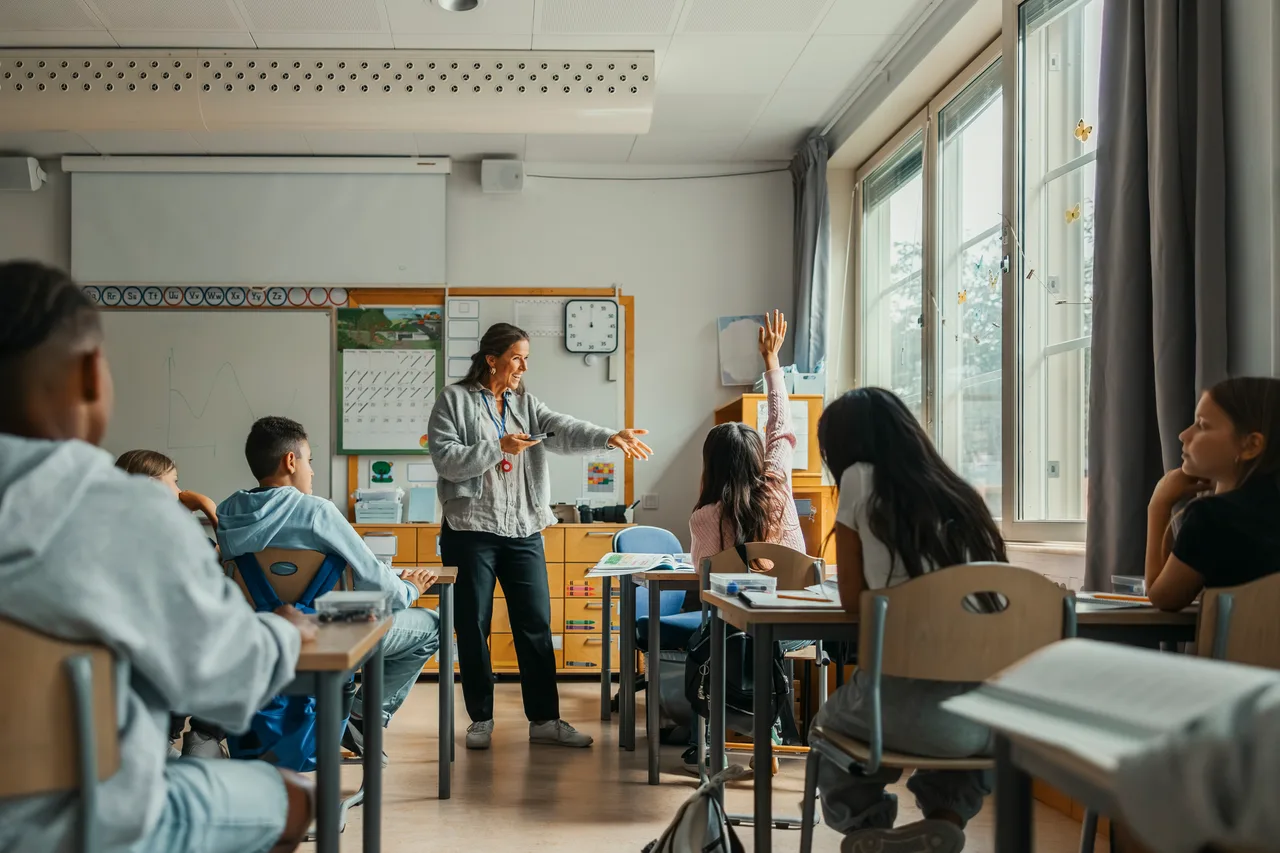 Dascălii au primit prima de carieră, dar nu pot cheltui banii liber