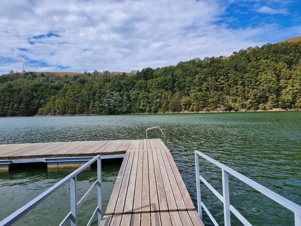Doi bărbați, găsiți morți în lacul Secu din Caraș-Severin