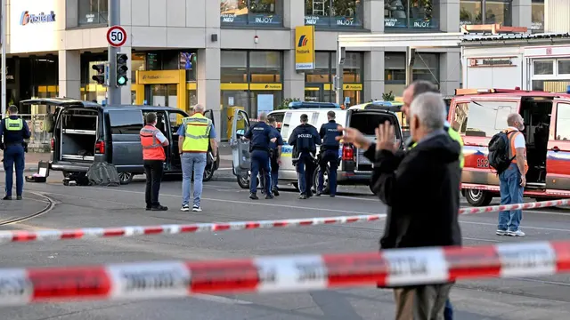 Stradă încercuită cu bandă de poliție după explozia din Augsburg, cu polițiști și mașini de intervenție