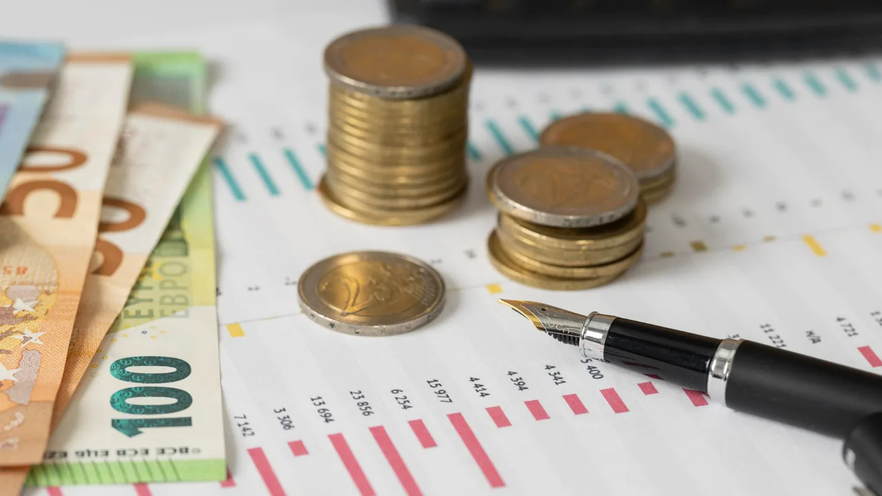 Inflația din zona euro sare la 3,3%, iar ratele se scumpesc