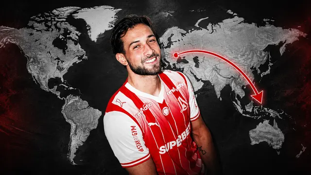 Grafic de transfer: fotbalist zâmbitor în tricou cu dungi roșii și albe, pe o hartă a lumii cu o săgeată