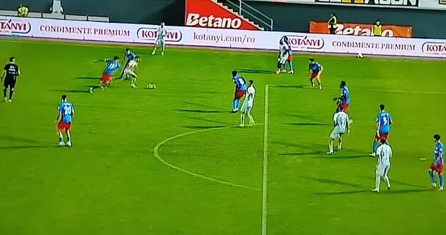 Captură video din meciul FCSB-FC Argeș din 2 septembrie 2026: fază de atac pe un teren cu panouri Betano
