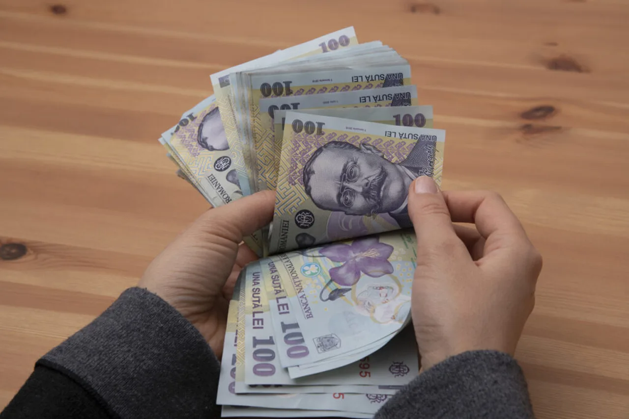 Guvernul dă bani elevilor cu media 10 la Bac și Evaluare