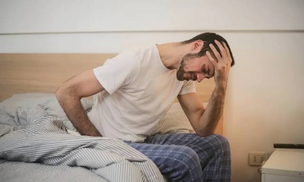 Apneea, deshidratarea și poziția în somn dau durerile de cap matinale