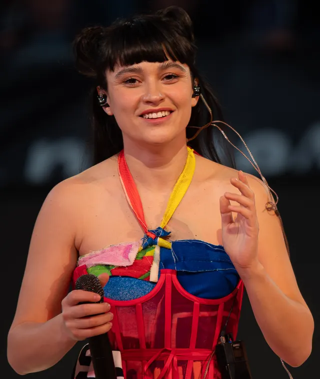 Irina Rimes, cu breton și corset colorat, cântând în pauza meciului dintre U-BT Cluj-Napoca și Aris Thessaloniki