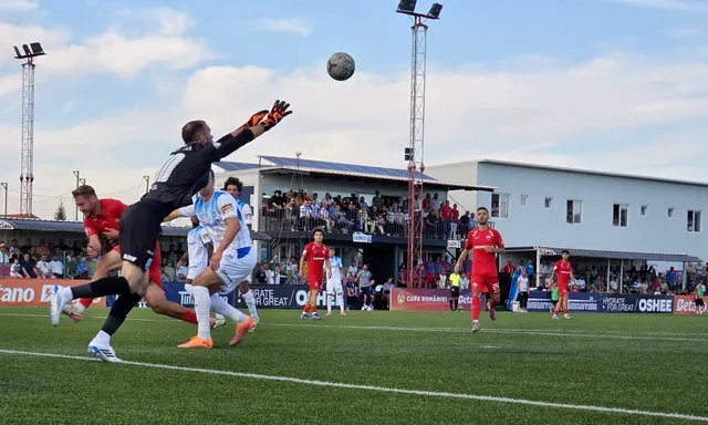 Portar sărind după minge la meciul FC Bacău-Universitatea Craiova din grupele Cupei României