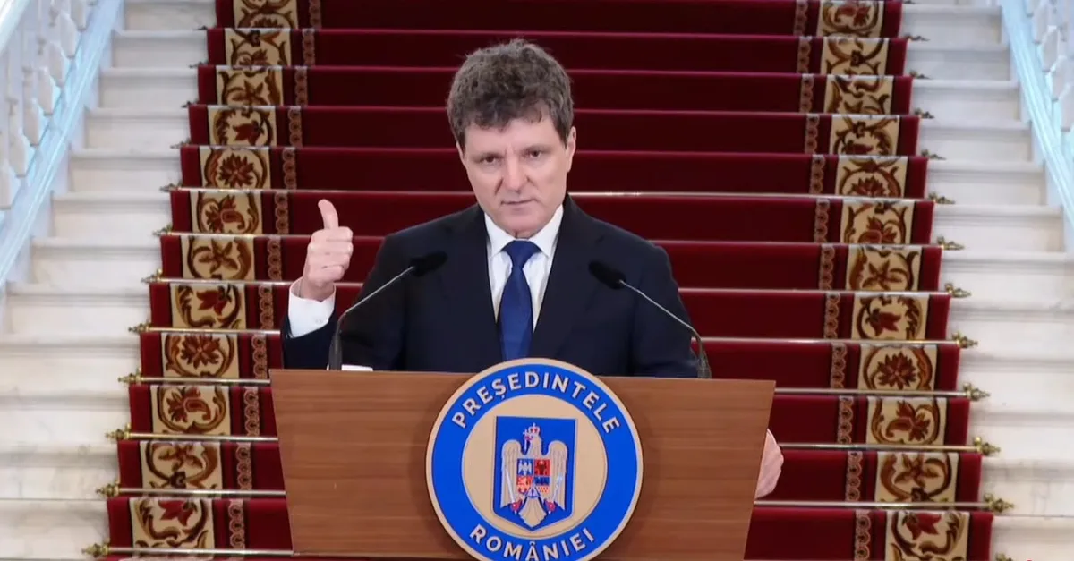Nicușor Dan, cu degetul mare ridicat, la pupitrul Președintelui României, în fața scării cu covor roșu