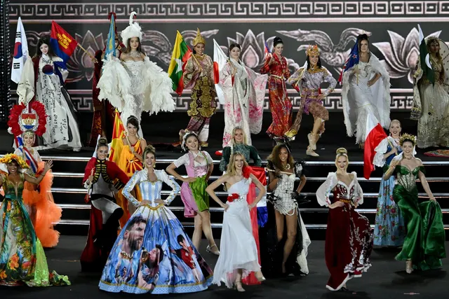 Concurentele Miss World pe scenă, în costume naționale și rochii de gală, cu steagurile țărilor lor