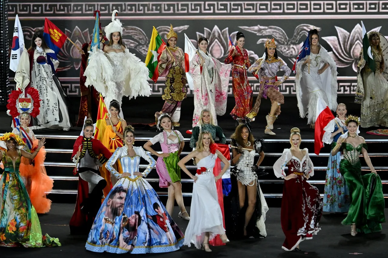Concurentele Miss World pe scenă, în costume naționale și rochii de gală, cu steagurile țărilor lor