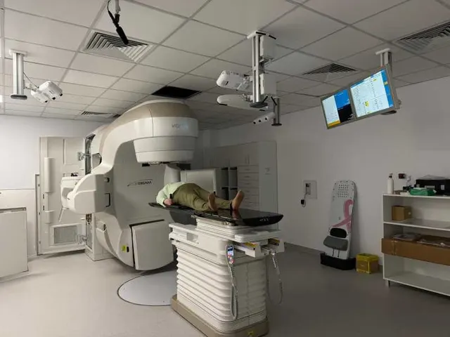 Sală de radioterapie cu un accelerator liniar și masa de tratament pentru pacienți