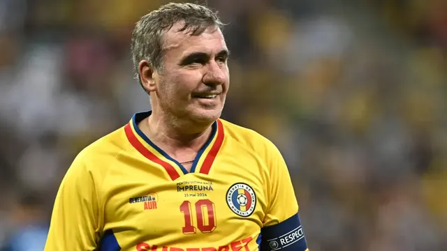 Bărbat cu părul grizonat, în tricoul galben al naționalei României, cu numărul 10 și banderolă
