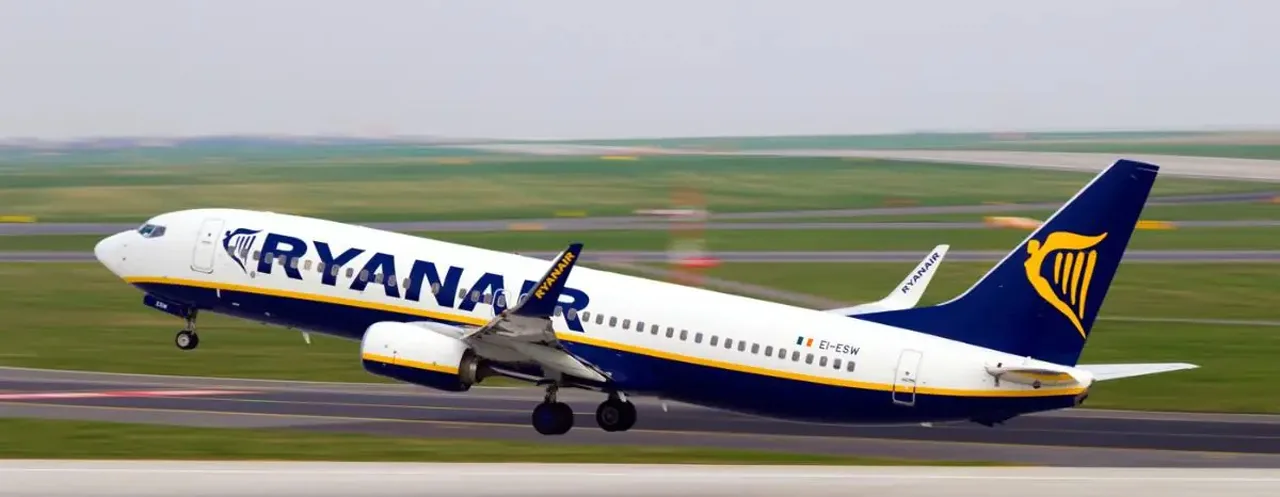 Avion Ryanair la decolare, cu trenul de aterizare încă scos, deasupra pistei