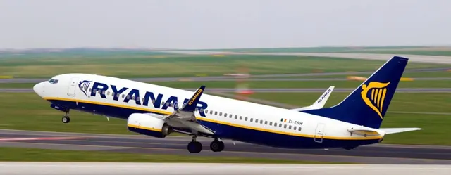 Avion Ryanair la decolare, cu trenul de aterizare încă scos, deasupra pistei
