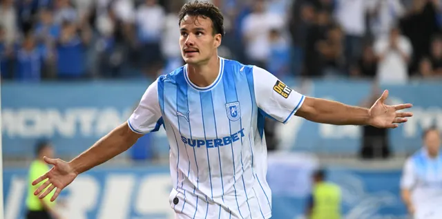 Fotbalist în tricou cu dungi albastru-deschis și alb, cu sponsorul Superbet, cu brațele deschise