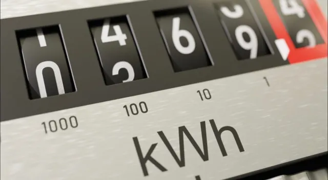 Cadranul unui contor de electricitate, cu cifrele mecanice și inscripția „kWh”, în prim-plan