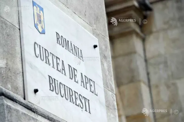 Plăcuța „România, Curtea de Apel București”, cu stema țării, pe fațada clădirii
