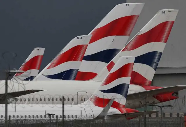Cozile mai multor avioane cu însemnele British Airways, aliniate pe un aeroport