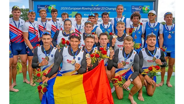 Canotori români cu medalii și flori, pozând cu tricolorul la Campionatele Europene de canotaj Under 23