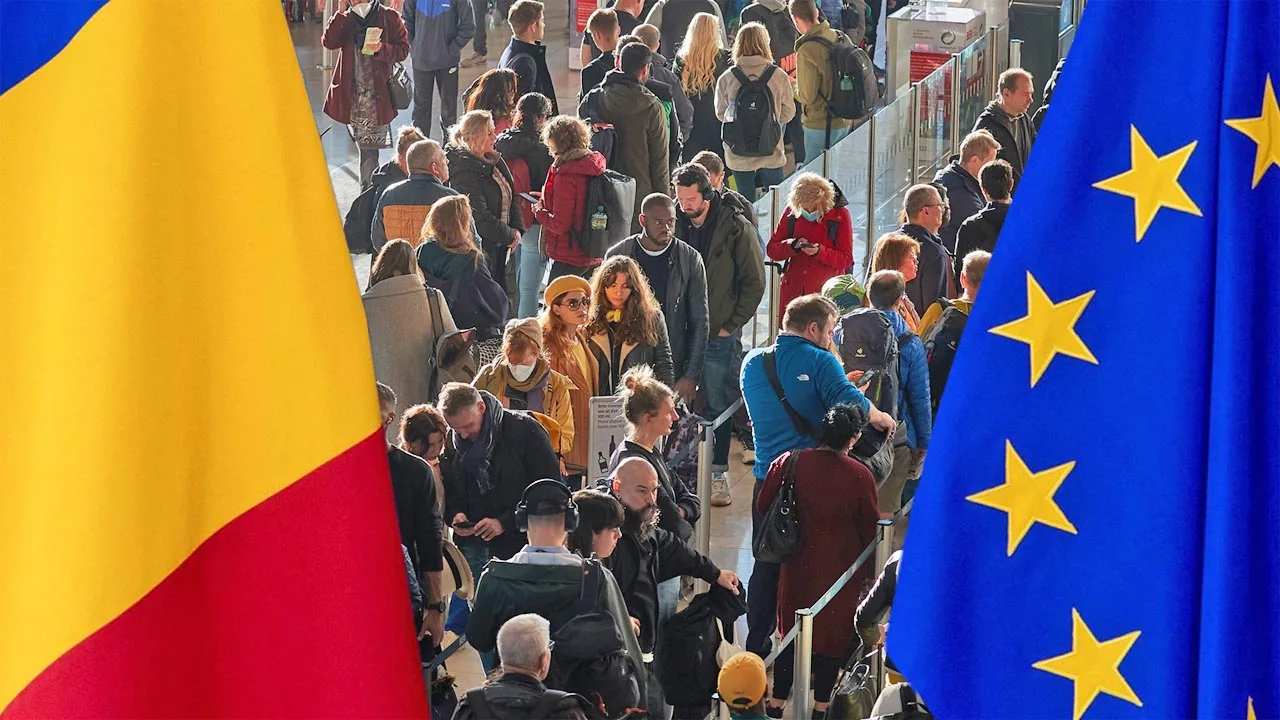 Mulțime de călători într-un aeroport, încadrată de drapelul României și drapelul UE
