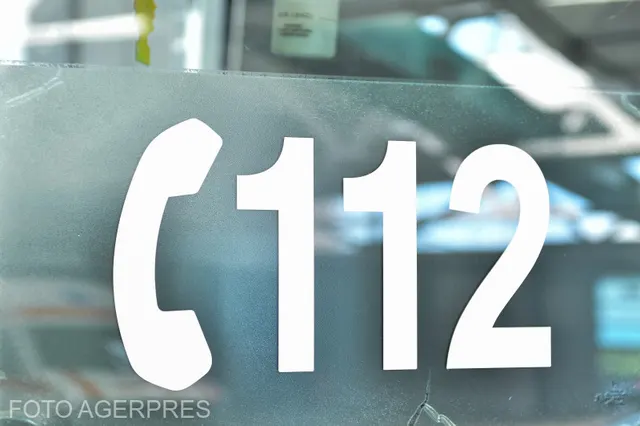 Inscripția „112”, cu simbolul unui telefon, pe geamul unei autospeciale