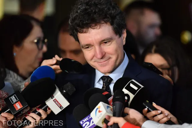 Nicușor Dan, zâmbind, înconjurat de jurnaliști cu microfoane, în noiembrie 2025