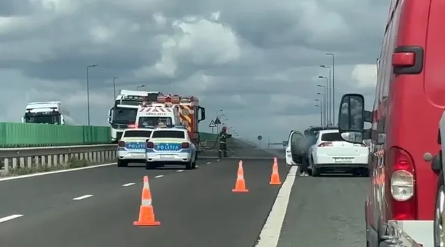 Autostradă cu mașini de poliție, o autospecială de pompieri și conuri de semnalizare pe banda blocată