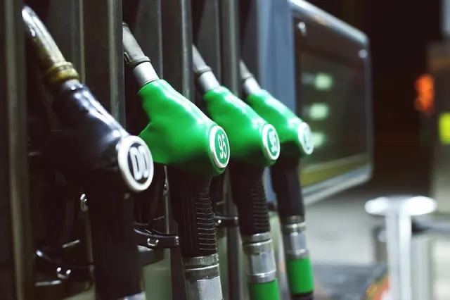 Pistoale de alimentare verzi și negre, agățate la o pompă de carburant
