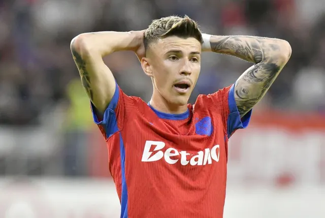Fotbalist în tricou roșu cu albastru și sponsorul Betano, cu mâinile la cap, pe un stadion