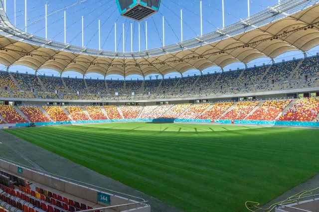 Arena Națională din București, cu gazonul proaspăt și tribunele goale, sub acoperișul deschis
