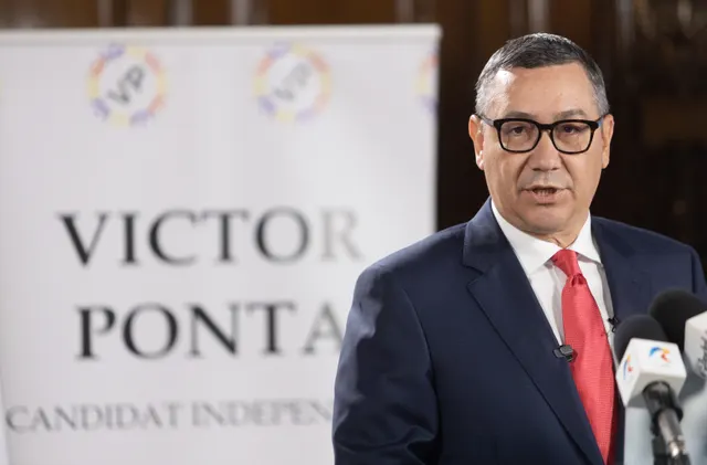 Victor Ponta, cu ochelari și cravată roșie, la microfoane, în fața bannerului său de candidat independent