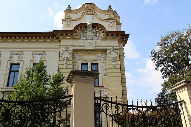 Clădirea Băncii Naționale a României din Timișoara, cu fațadă ornamentată și gard din fier forjat