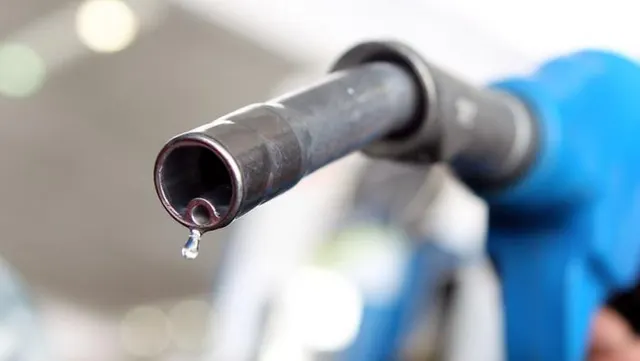 Pistol de alimentare cu carburant, cu o picătură atârnând la vârf