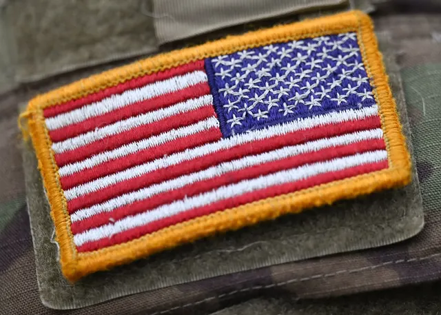 Ecuson cu drapelul SUA, cusut pe o uniformă militară kaki