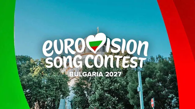 Sigla „Eurovision Song Contest Bulgaria 2027”, pe un fundal cu cer și copaci, între benzi verde și roșie
