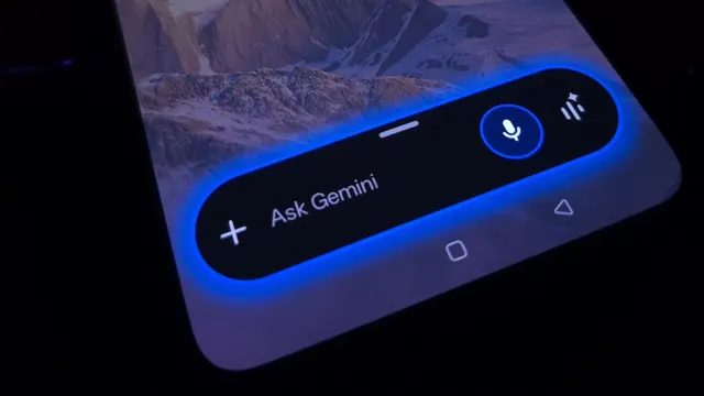 Telefon cu bara „Ask Gemini” luminată în albastru pe ecran, în întuneric