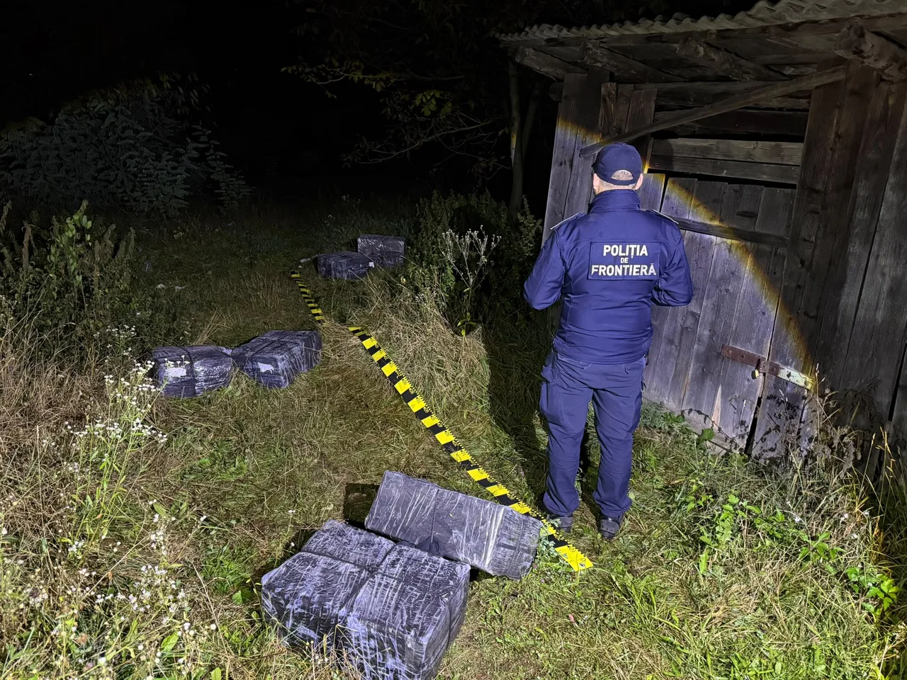 Focuri de armă pe Tisa: contrabandiștii au fugit, țigările au rămas