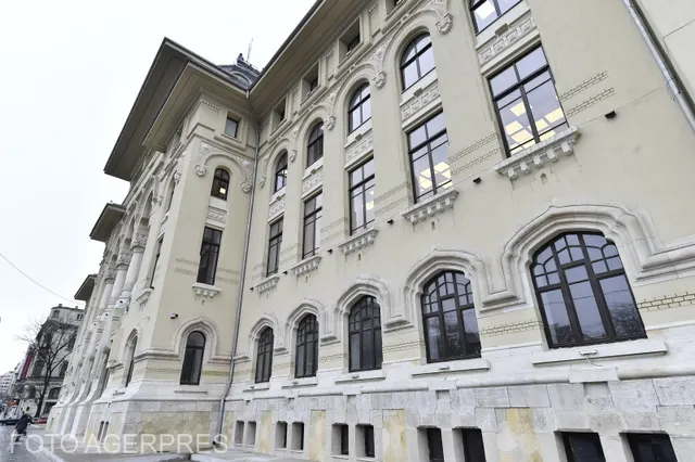 Fațada clădirii Primăriei Municipiului București, cu ferestre arcuite, văzută de jos