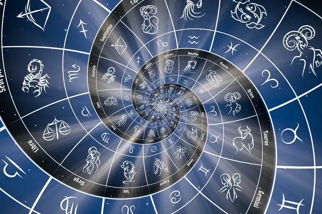 Grafic: roata zodiacului, cu semnele astrologice desenate în cercuri care se rotesc în spirală, pe fundal albastru